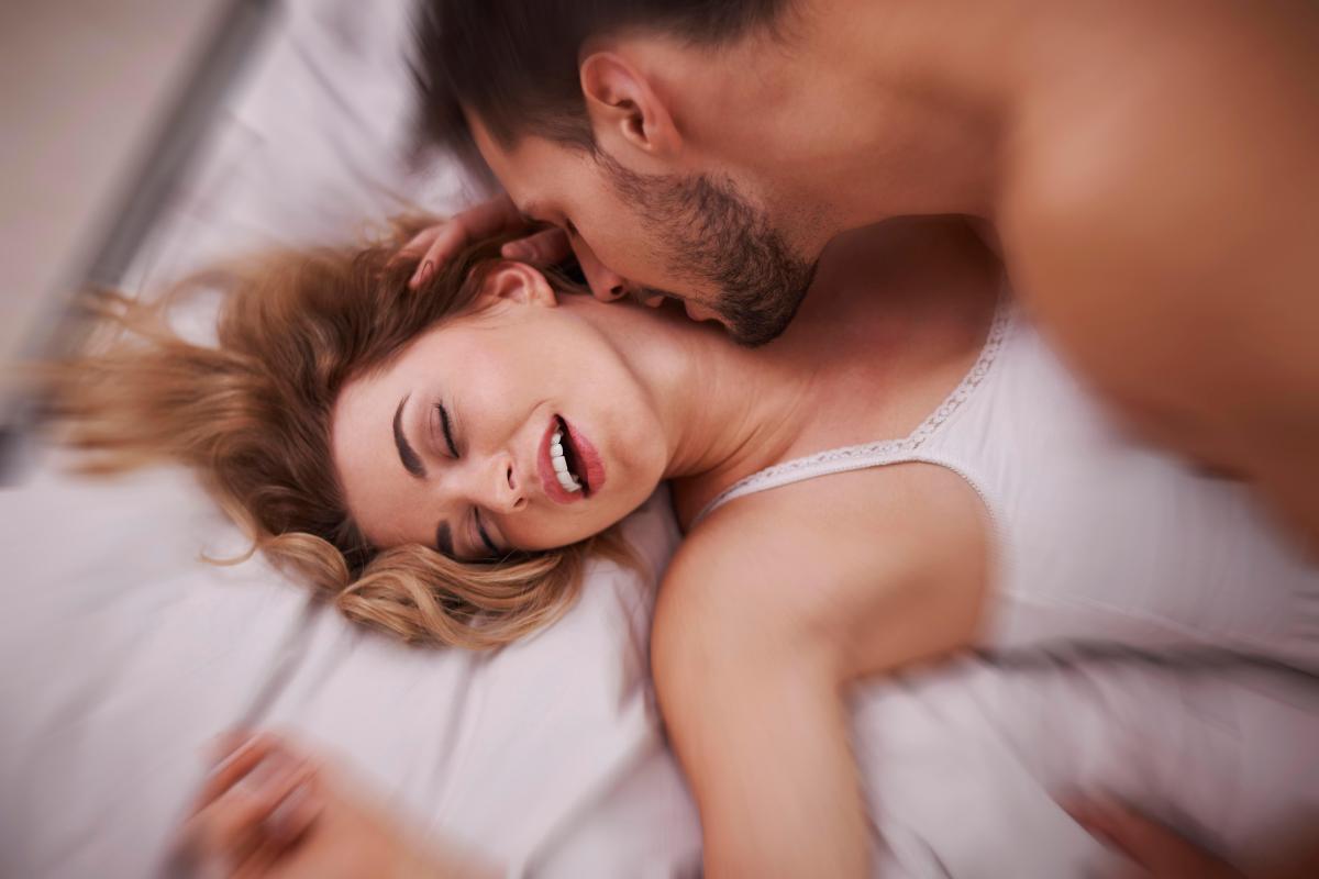 Пышногрудая красотка страстно мастурбирует в постели до экстаза