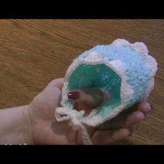 ЧЕПЧИКИ, ШАПОЧКИ И НАКИДКИ КРЮЧКОМ И СПИЦАМИ ДЛЯ НОВОРОЖДЁННЫХ (ВИДЕО МК)