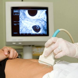 На каком сроке УЗИ показывает беременность и безопасно ли исследование на ранних сроках?