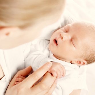 Сколько должен спать новорожденный в первые месяцы?