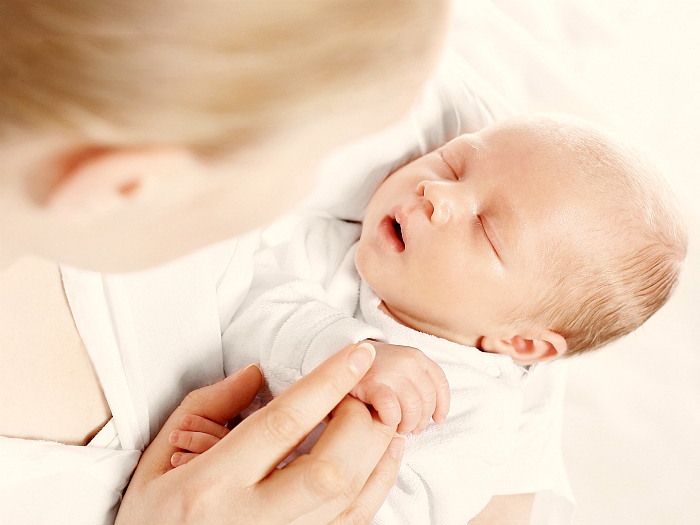 Сколько должен спать новорожденный в первые месяцы?