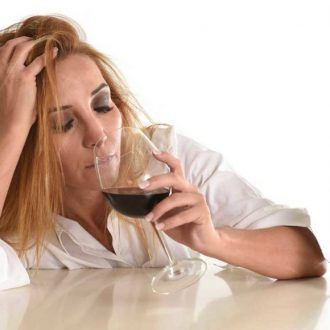 Алкоголизм: в чем опасность и как его лечить?