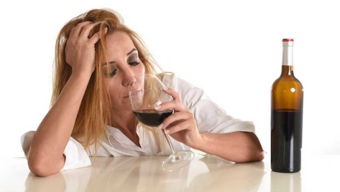 Алкоголизм: в чем опасность и как его лечить?