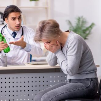 Лечение алкоголизма: какие химические препараты для этого применяют и почему в реабилитации важна психология