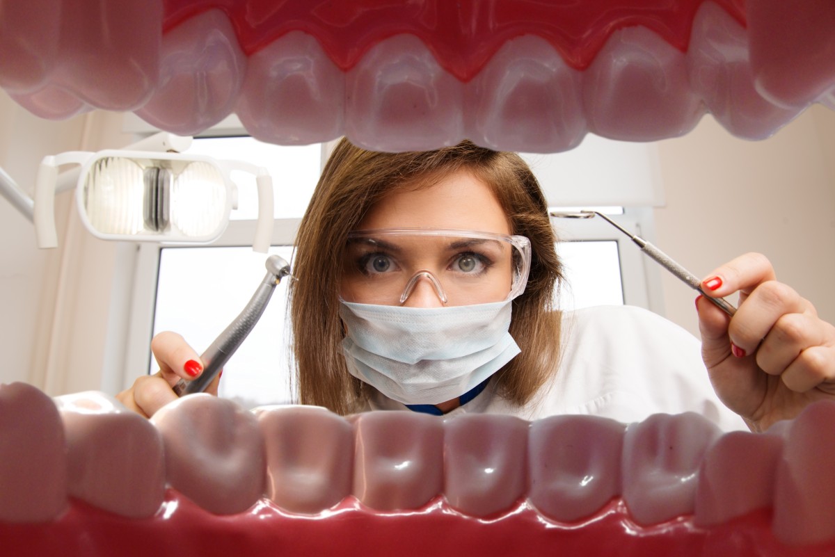 Имплантация зубов в Москве: особенности клиники, перечень услуг, выбор метода имплантации, особенности и плюсы клиники