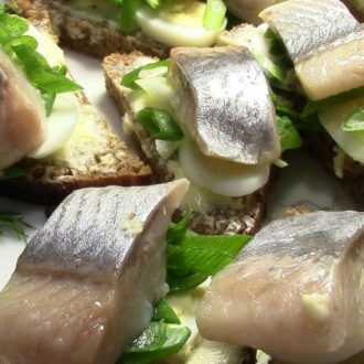 Можно ли кормящей маме кушать селедку при грудном вскармливании?