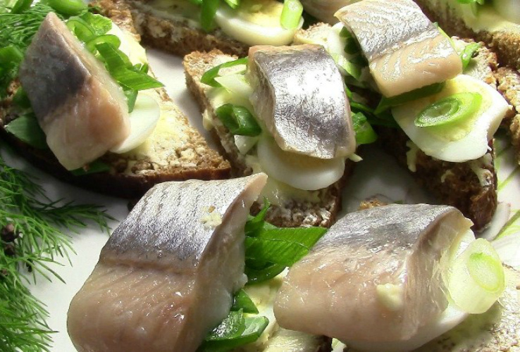 Можно ли кормящей маме кушать селедку при грудном вскармливании?