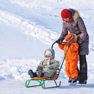 Где выбрать для ребенка санки с ручкой?