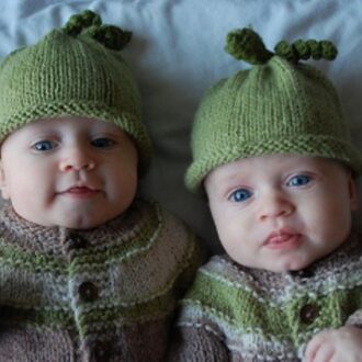 Детские вязаные спицами шапочки для новорожденного, для мальчика и девочки с описанием