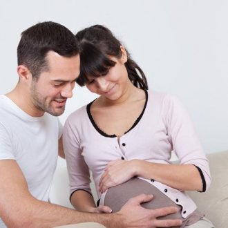 На каком сроке беременности плод начинает шевелиться?