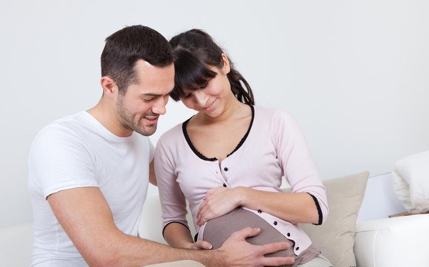 На каком сроке беременности плод начинает шевелиться?