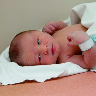 Сколько раз в день и каким должен быть стул у новорожденного