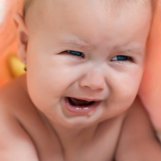 В каком возрасте у грудничков заканчиваются колики и чем они вызваны?