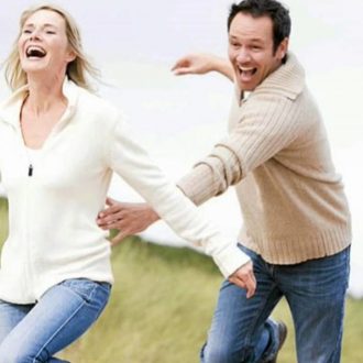 Как заставить мужчину бегать за тобой: практическая психология