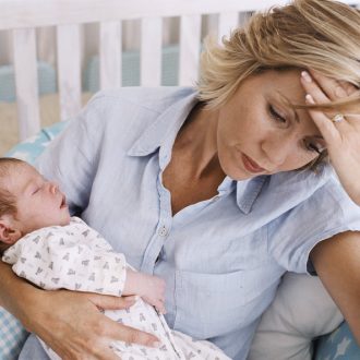 Чем можно лечить боль в горле кормящей маме при лактации?