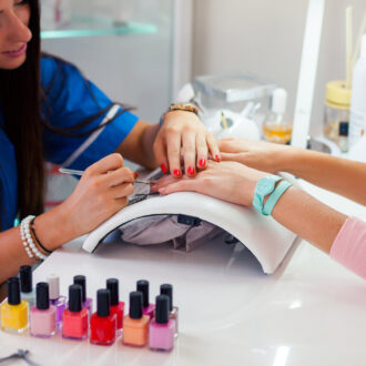 Маникюр: как выбрать подходящую девушке процедуру, в каких случаях щадящий европейский маникюр заменяют комбинированным
