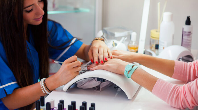 Маникюр: как выбрать подходящую девушке процедуру, в каких случаях щадящий европейский маникюр заменяют комбинированным