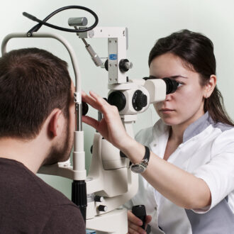 Проверка зрения: как выявляется косоглазие и оценивается острота зрения?