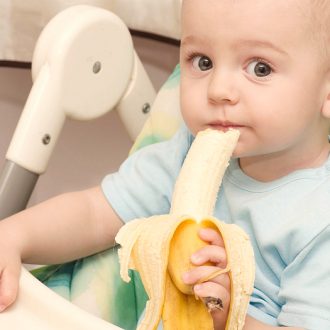 Полезные советы: со скольки месяцев можно давать ребенку банан?