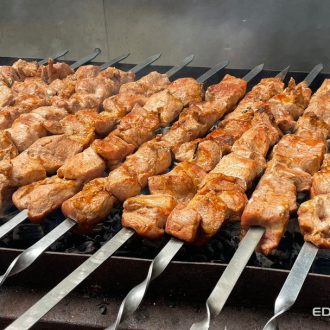 Выездной мангальщик: наслаждайтесь вкусом природы и сочного мяса