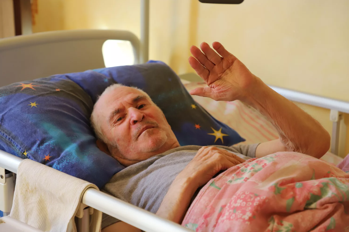 Дом престарелых для лежачих больных: что это такое и зачем он нужен
