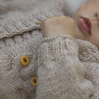 Вязаные кофточки для новорожденных спицами с описанием, выкройками и схемами для начинающих — Сайт о рукоделии