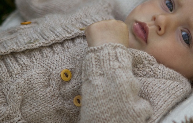 Вязаные кофточки для новорожденных спицами с описанием, выкройками и схемами для начинающих — Сайт о рукоделии