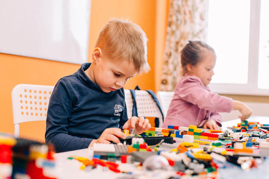 Где приобрести качественный конструктор Лего для детей: описание, ассортимент, критерии выбора, особенности и плюсы конструктора