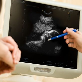 Что такое скрининговое обследование при беременности и чем оно отличается от УЗИ?