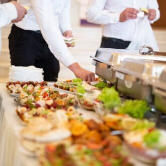 Сытость даже в пути: выбираем кейтеринг выездных мероприятий