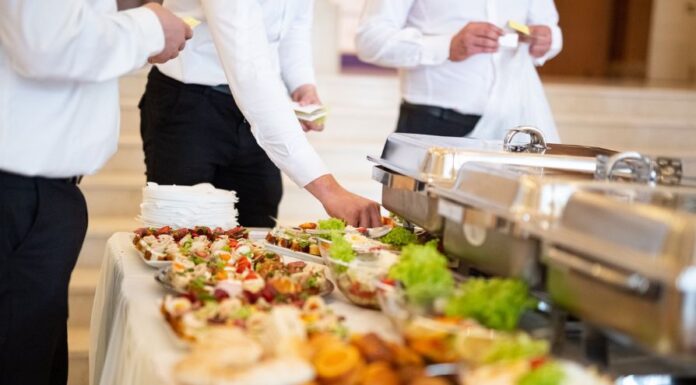 Сытость даже в пути: выбираем кейтеринг выездных мероприятий