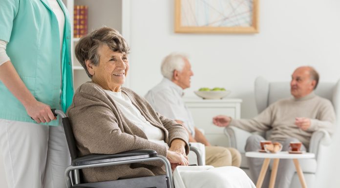 Как оказать профессиональную помощь престарелым людям?