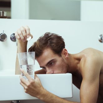 Похмелье: как проявляется состояние и как его быстро снять