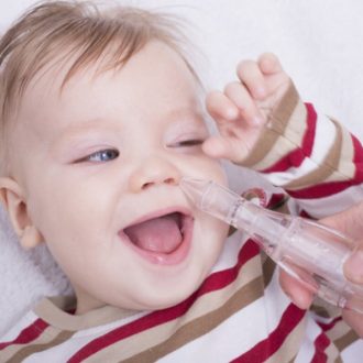 Как в домашних условиях почистить нос новорожденному ребенку?