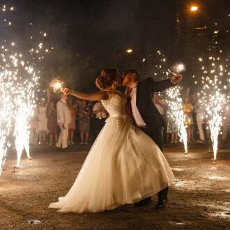 Бенгальские огни на свадьбе — отличный аттракцион и феноменальный эффект на фото!