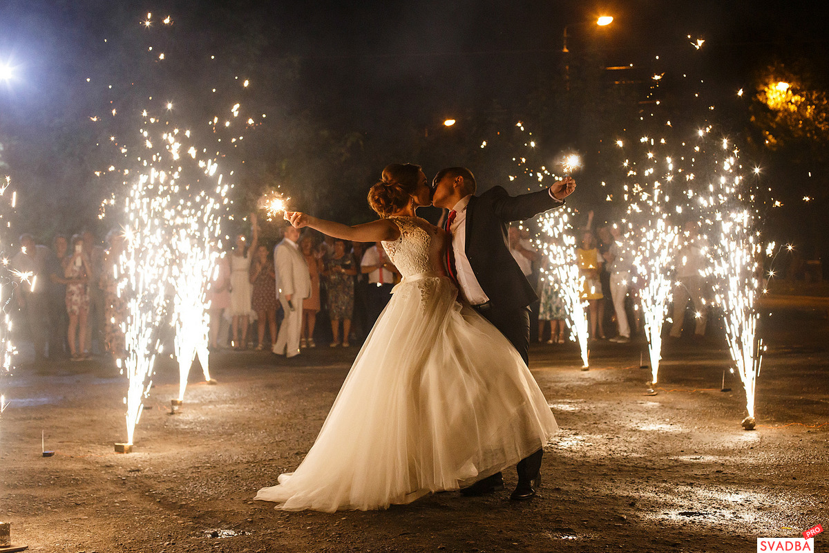 Бенгальские огни на свадьбе - отличный аттракцион и феноменальный эффект на фото!
