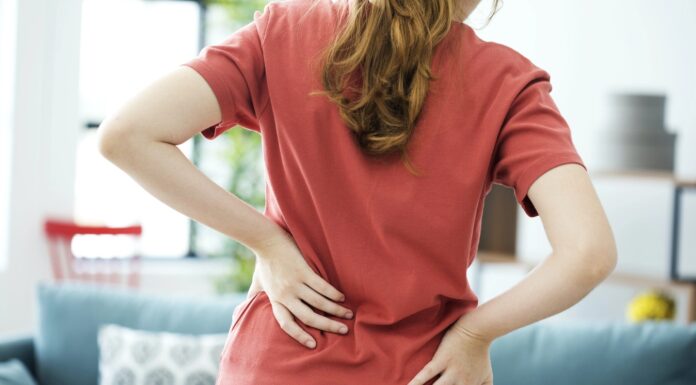 Почему возникает смещение позвонков у взрослых и детей