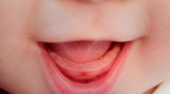 Режутся зубки у ребенка: как помочь в этот момент