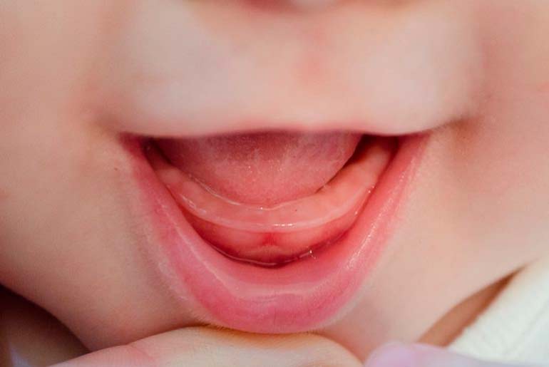 Режутся зубки у ребенка: как помочь в этот момент