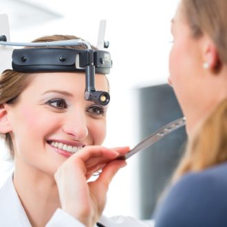 С какими проблемами нужно обращаться к отоларингологу?