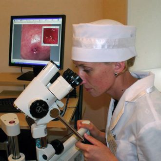 Как проводится кольпоскопия шейки матки и в каких случаях назначается процедура?