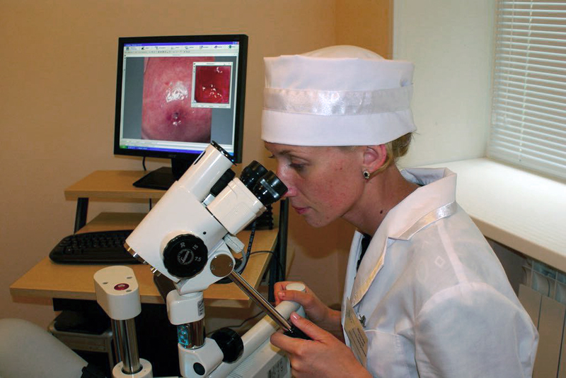 Как проводится кольпоскопия шейки матки и в каких случаях назначается процедура?