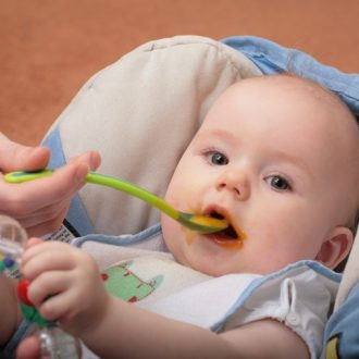 Ранний прикорм: что можно давать ребенку в 3 месяца?