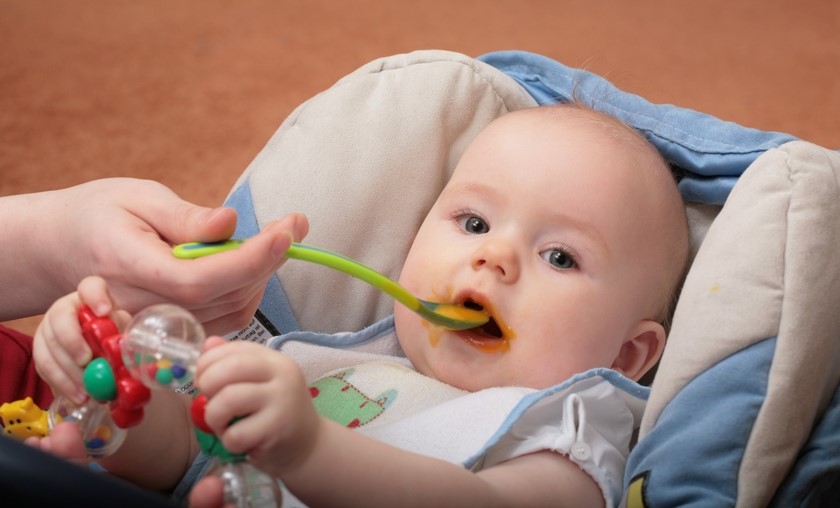 Ранний прикорм: что можно давать ребенку в 3 месяца?