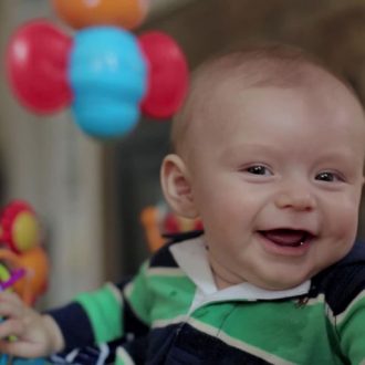 По каким причинам может плакать новорожденный ребенок и как ему помочь?