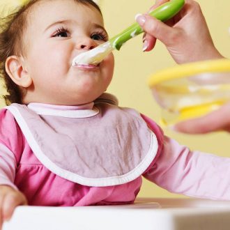 Как готовить кашу для первого прикорма ребенку?