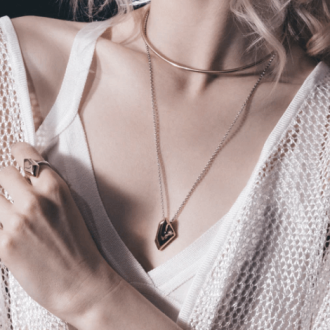 Модные серебряные кулоны 2023