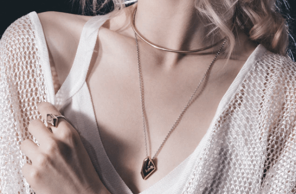 Модные серебряные кулоны 2023