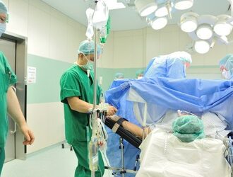 Кесарево сечение: показания и противопоказания к плановой и экстренной операции — Роды