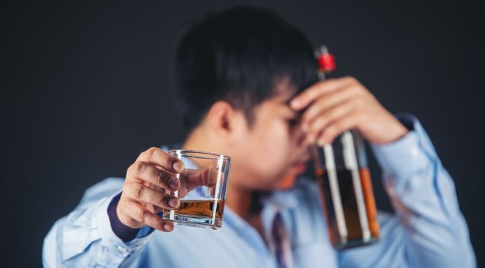 Избавление от запоя: Как работает капельница и почему это эффективно https://ru.freepik.com/free-photo/alcoholic-asian-man-drinking-whisky_5598577.htm#fromView=search&page=1&position=17&uuid=2c7542f9-5e80-4235-a95d-1058312ff877